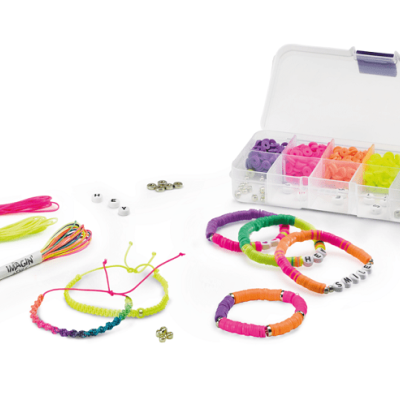 Kit de bijuteria com fios coloridos, contas e pulseiras de várias cores