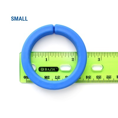 Anel de silicone azul sobre régua verde com marcações e texto SMALL