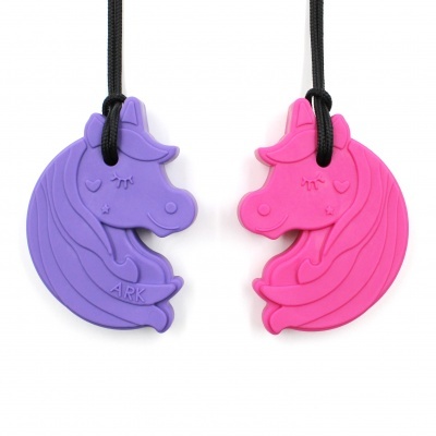 Dois pendentes silicone unicórnio rosa e lilás com cordão preto