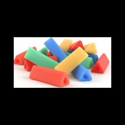 Peças de brinquedo coloridas em plástico com formas triangulares e cilíndricas