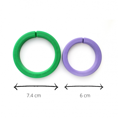 Dois anéis de plástico, verde e lilás, com tamanhos 7,4 cm e 6 cm respectivamente.