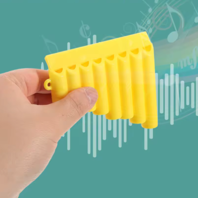 Flauta de pã amarela de plástico com 8 tubos segurada por mão