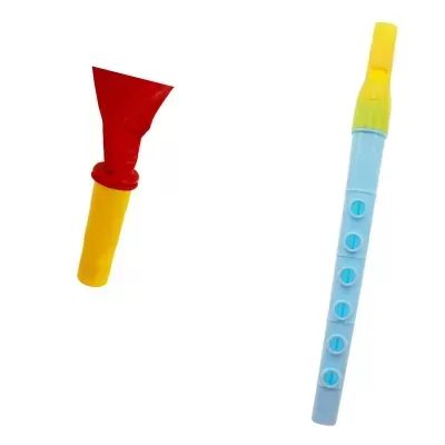 Brinquedos musicais de plástico: apito vermelho e amarelo e flauta azul e amarela