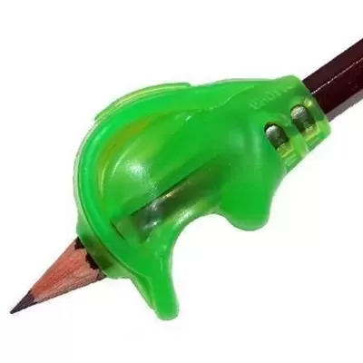 apontador de lápis verde translúcido encaixado em lápis castanho