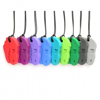 Conjunto de pendentes coloridos em silicone com cordão preto