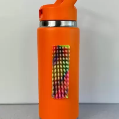 Garrafa desportiva laranja com autocolante colorido