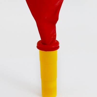 Balão vermelho com bocal amarelo de plástico em fundo branco