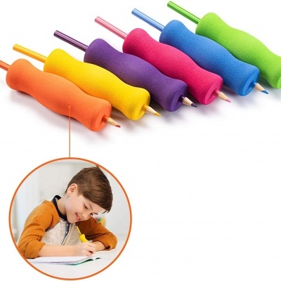Seis empunhaduras coloridas para lápis em diferentes cores e uma criança a usar uma empunhadura para escrever