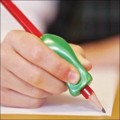 Mão a segurar lápis vermelho com suporte ergonómico verde escrevendo em papel branco