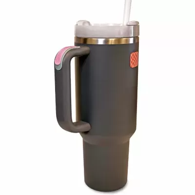 Caneca térmica cinzenta com pega grande e tampa com tubo branco