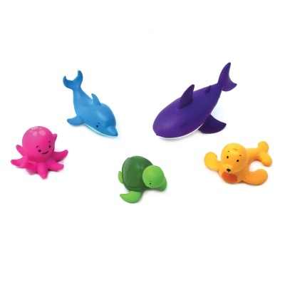 Brinquedos de banho em forma de animais marinhos coloridos em fundo branco