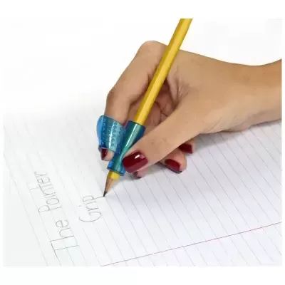 Mão a escrever com lápis e apoio azul metálico