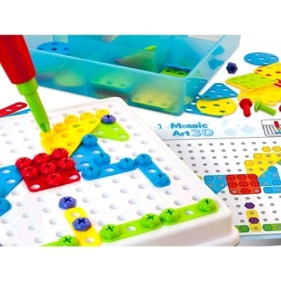 Jogo de mosaico 3D com peças coloridas em base branca perfurada e estojo azul
