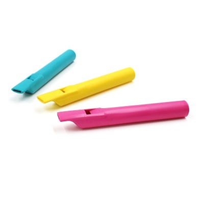 Três assobios de plástico coloridos sobre fundo branco.