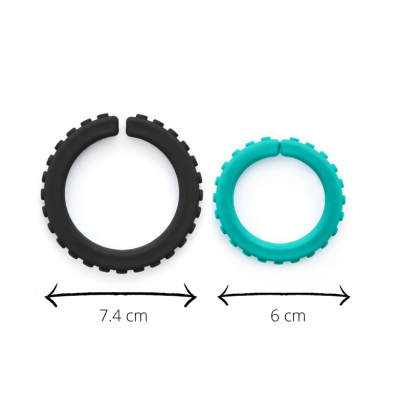 Dois anéis circulares de silicone, preto e azul, com relevo nas bordas e medidas indicadas