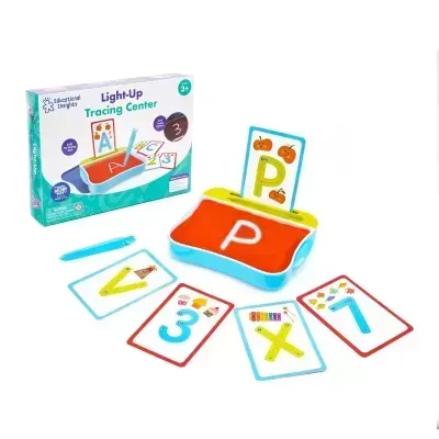 Jogo educativo Light-Up Tracing Center com cartas coloridas e base para traçar.