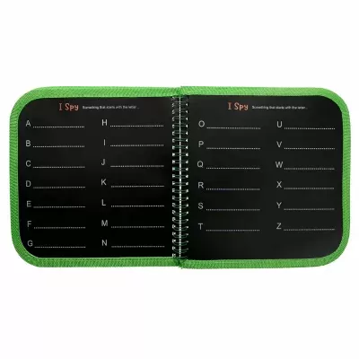 Caderno aberto com página preta e letras do alfabeto para preencher em linhas pontilhadas