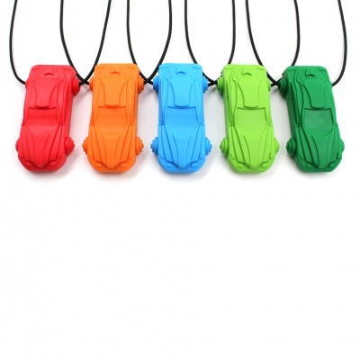 Pendentes coloridos em forma de carros em silicone pendurados em cordões pretos