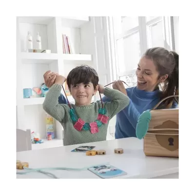 Criança a usar brinquedo educativo colorido com mulher a ajudar num ambiente moderno