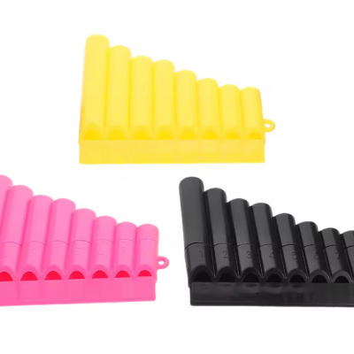 Caixas empilhadoras plásticas amarelo, rosa e preto, formato triangular com divisórias