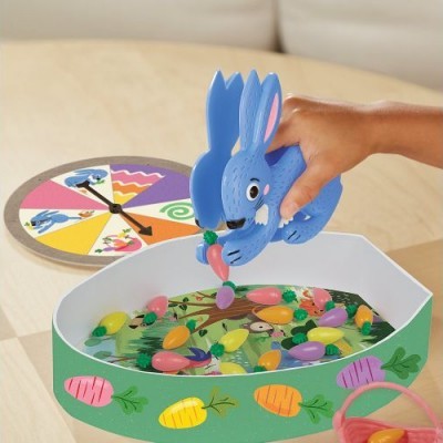 Jogo infantil de pescaria magnética com coelho azul e base decorada com cenouras