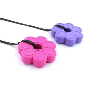 Pingentes florais rosa e roxo com cordão preto sobre fundo branco