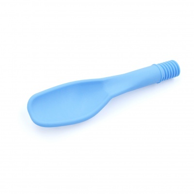 Espátula de silicone azul claro com cabo com ranhuras