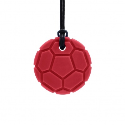Pingente redondo vermelho com padrão hexagonal em cordão preto