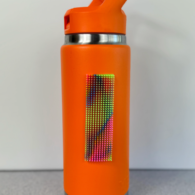 Garrafa térmica laranja com tampa plástica e corpo texturizado com rótulo multicolorido