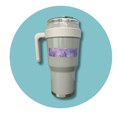 Caneca térmica branca com pega e tampa transparente sobre fundo azul claro