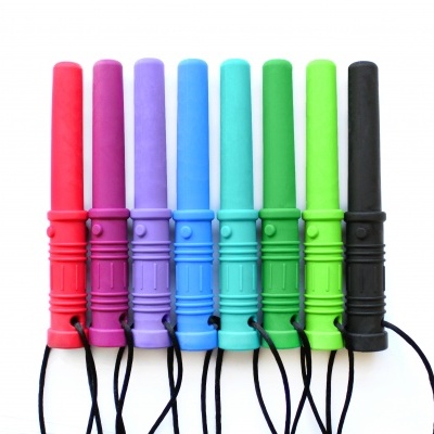 Oito bastões ou apitos de plástico coloridos alinhados