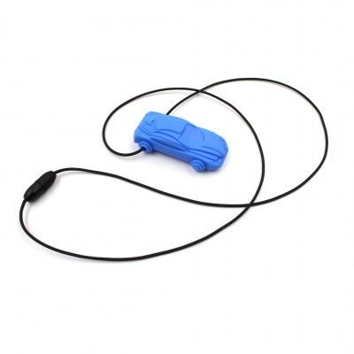 Colar com pendente de carro azul em cordão preto