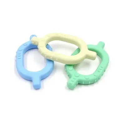 Três mordedores para bebé em azul, creme e verde com textura de bolinhas