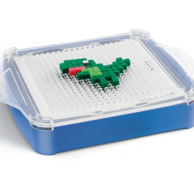 Brinquedo de construção com blocos em base azul e tampa transparente