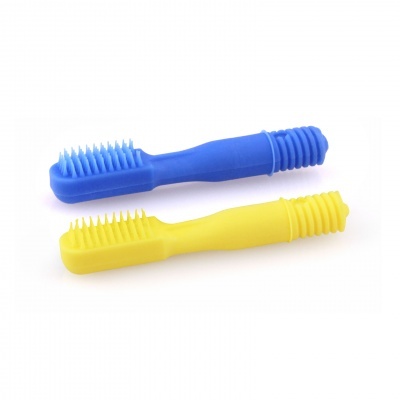 Duas escovas de dentes pequenas de silicone azul e amarela em fundo branco