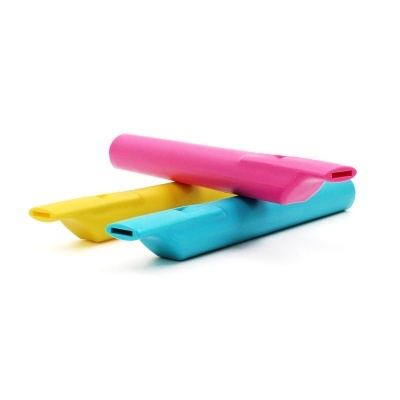 Três sacos plásticos reutilizáveis coloridos empilhados