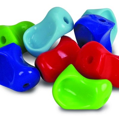 Pulseiras de plástico coloridas brilhantes em branco