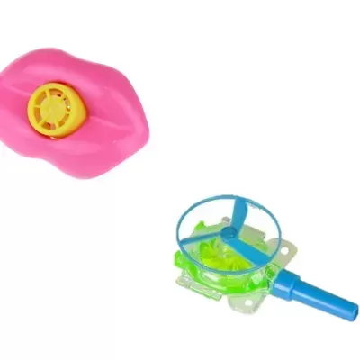 Duas peças de brinquedos infantis em plástico colorido sobre fundo branco