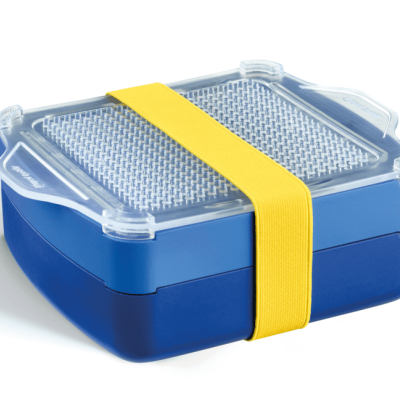 Caixa para alimentos azul com tampa transparente e faixa elástica amarela