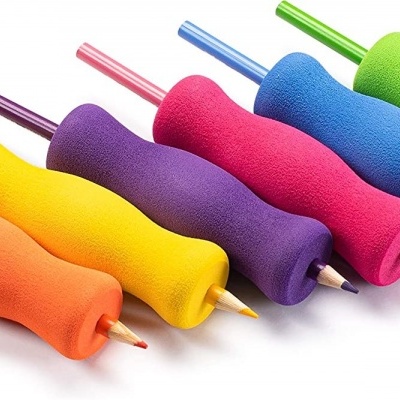 Esferovite coloridos com palitos de madeira inseridos em diferentes cores