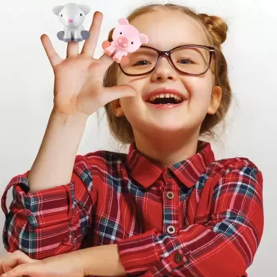 Criança sorridente com vestuário xadrez e dedoches de elefante e porco