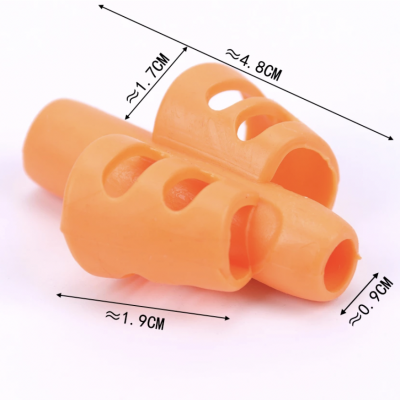 Produto laranja em borracha com furos e medidas indicadas em fundo branco