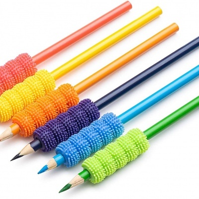 Seis lápis coloridos com grips texturizados correspondentes em diferentes cores sobre fundo branco