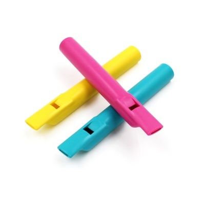 Três apitos de plástico coloridos em rosa, amarelo e azul sobre fundo branco.