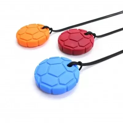Colares com pendentes redondos em silicone laranja, vermelho e azul com cordões pretos.