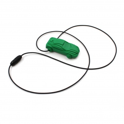 Pingente em forma de carro verde com cordão preto sobre fundo branco