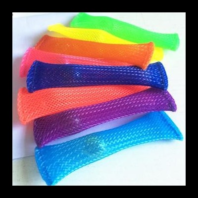 Brinquedos tubulares de malha coloridos com bolas dentro