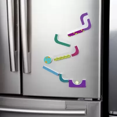 Jogo de peças de madeira coloridas coladas numa porta de frigorífico para percurso de bola.