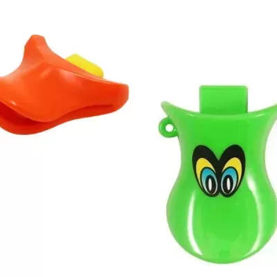 Dois porta-copos plásticos coloridos, verde com olhos e alaranjado, em fundo branco.