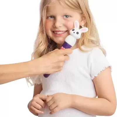 Menina loira sorridente com brinquedo de coelho